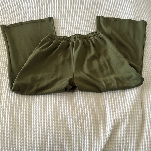 Sleeveless Two Piece Outfit - Picture 5 of 6